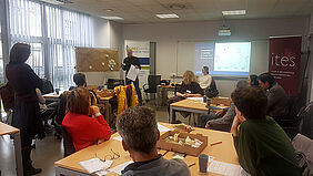 Photo d'un groupe entrain de travailler sous forme d'atelier autour des solutions fondées sur la nature